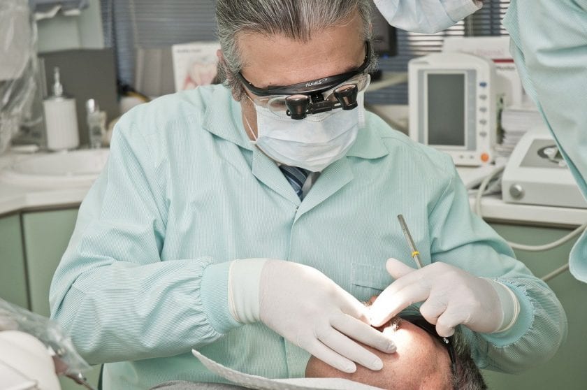 Broek Tandartspraktijk Implantologie P A vd tandarts onder narcose