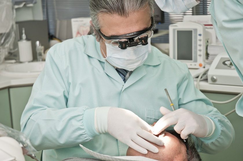 Broek Tandartspraktijk Implantologie P A vd tandarts onder narcose